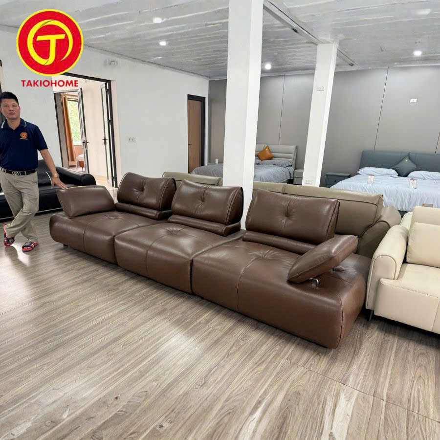 Nhân viên tư vấn trải nghiệm kích thước thực tế của sofa HW-89