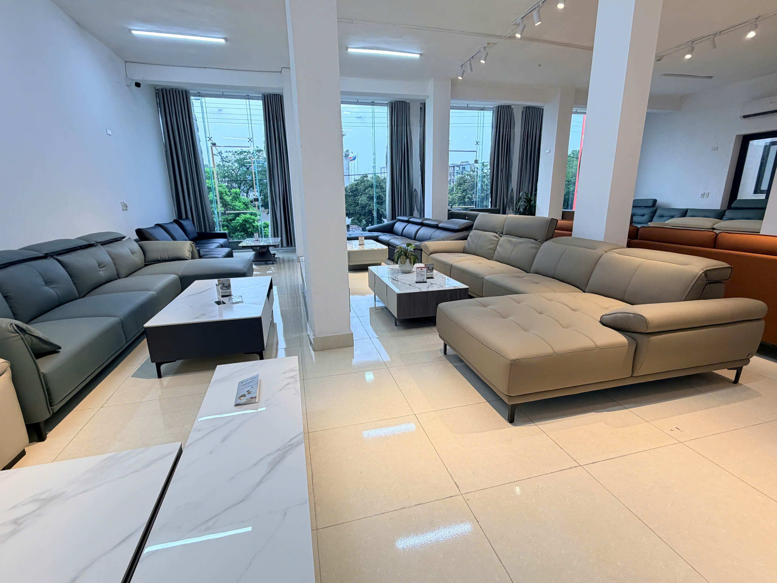 Trưng bày Sofa Góc Da Bò Cao Cấp tại Showroom Takio